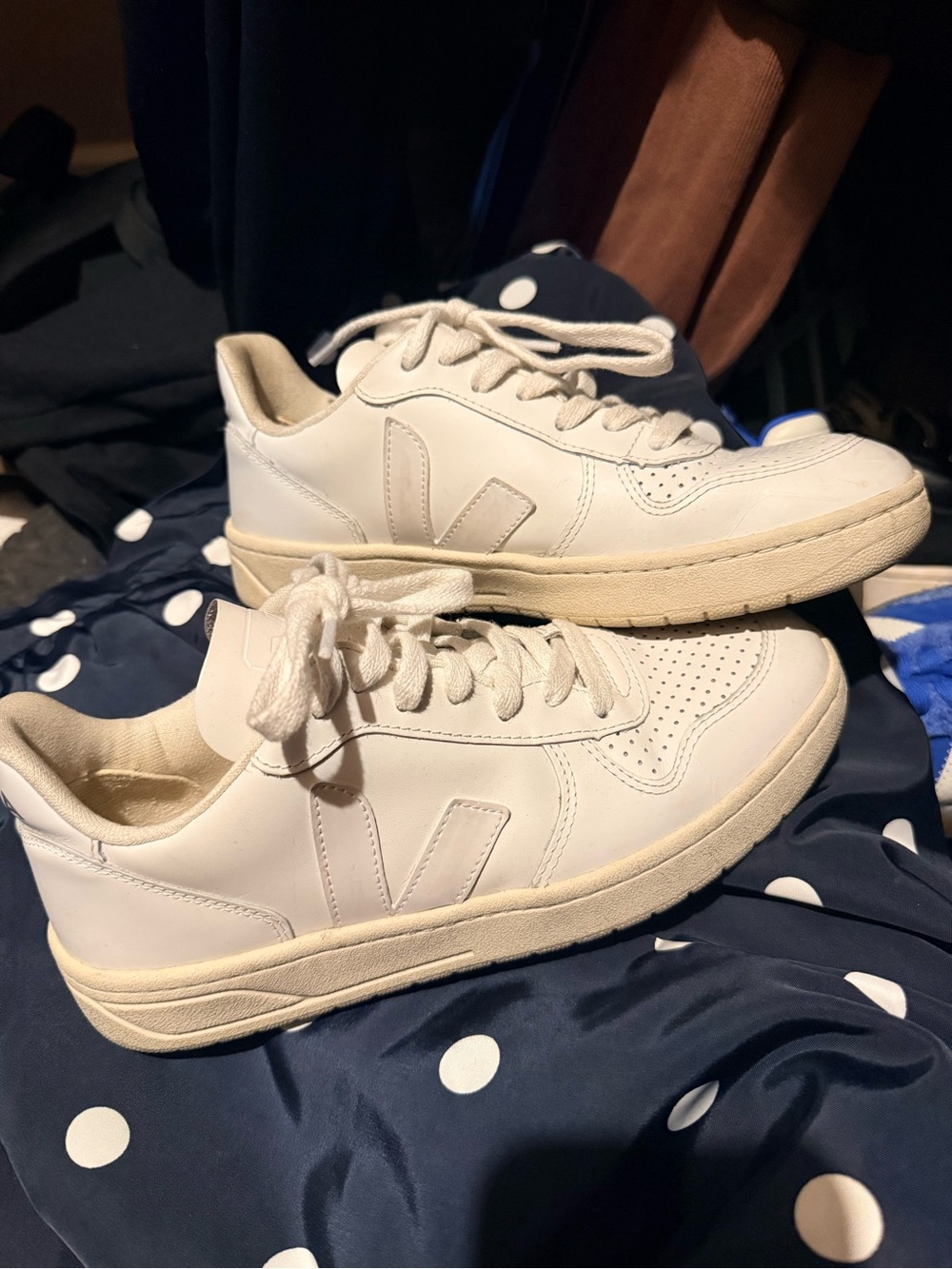 Veja V10 Women’s 7.5 white on white minimalist neutral sneaker leather